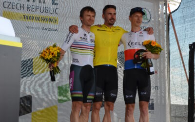 Pohár pro vítěze L´Etape Czech Republic by Tour de France zvedl nad hlavu Michal Kollert